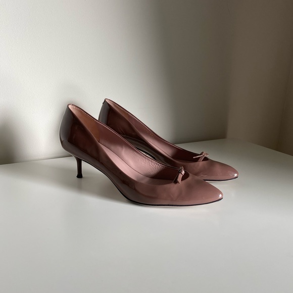 Gucci Brown Patent Leather Bow Heels - Picture 2 of 16